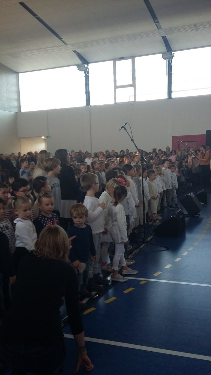 Gy : une commémoration en choeur par les élèves des écoles de Gy, Fretigney et Fresne-Saint-Mamès. Bravo aux enfants et aux enseignants pour la qualité de leur prestation ! Un hommage sincère et émouvant !