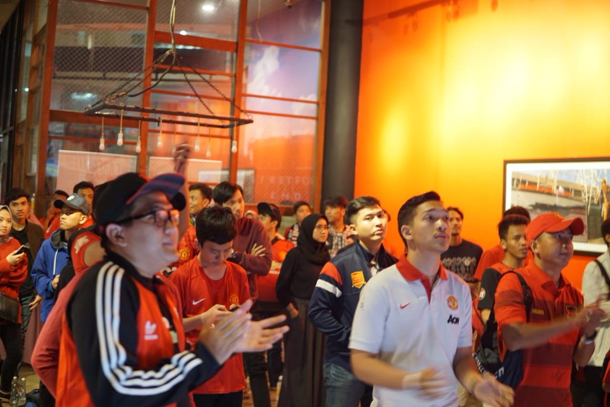 ManUtd_ID's tweet photo. Terima kasih atas apresiasi fans yang telah datang dan mendukung di One Bell Park Jakarta, dalam acara bersama You C1000, nonton bareng pertandingan antara Manchester City melawan Manchester United. Selamat untuk para pemenang hadiah. #MUFC https://t.co/Tc0c8FP9Pr https://t.co/2CZw9Kpiw8