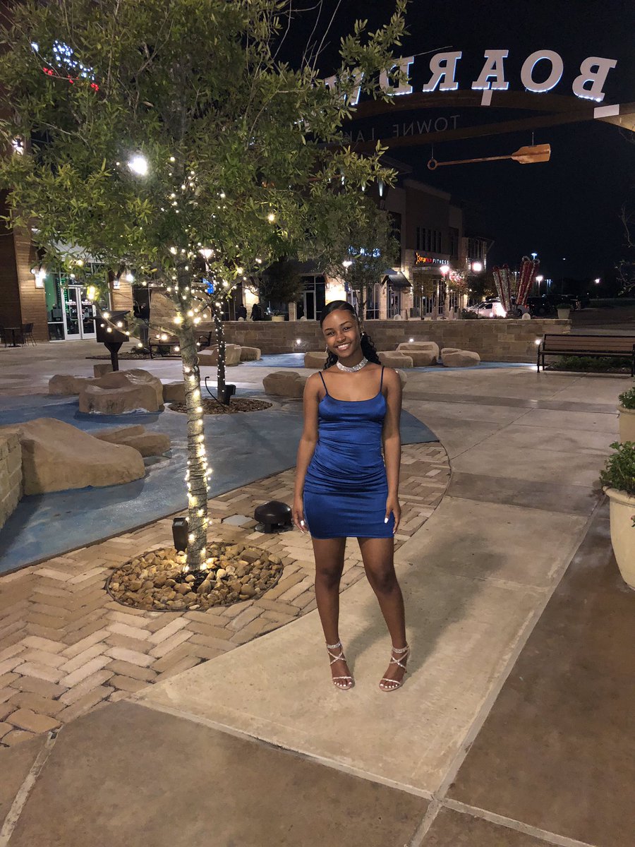 roshantii's tweet image. #hoco2k18 🤩!