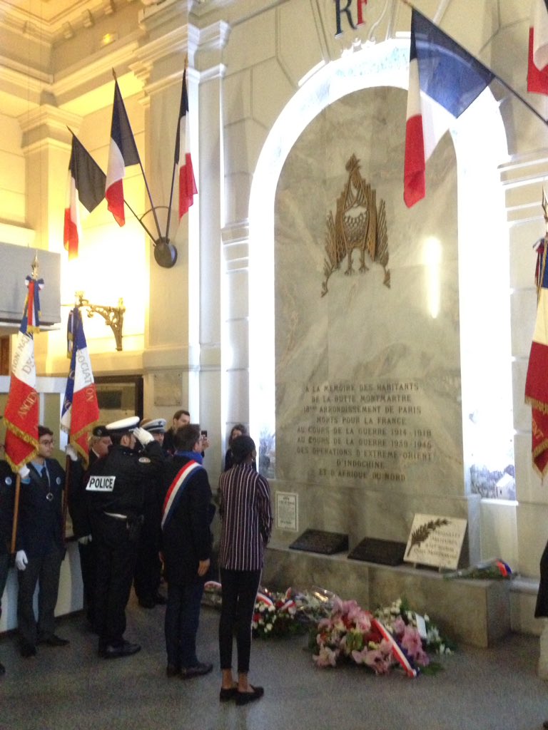 pbouchethg's tweet photo. Fier d'accompagner les élèves de 3e du Collège Maurice Utrillo au Centenaire de l'Armistice en Mairie du XVIIIe : dépôt de gerbe, lecture de lettres de poilus, interviews par les élèves ! Bravo ! @mairie18paris @Academie_Paris @Mission1418 @eduscol_EMI @EricLejoindre @ClemiParis https://t.co/LXYIkbs5y1