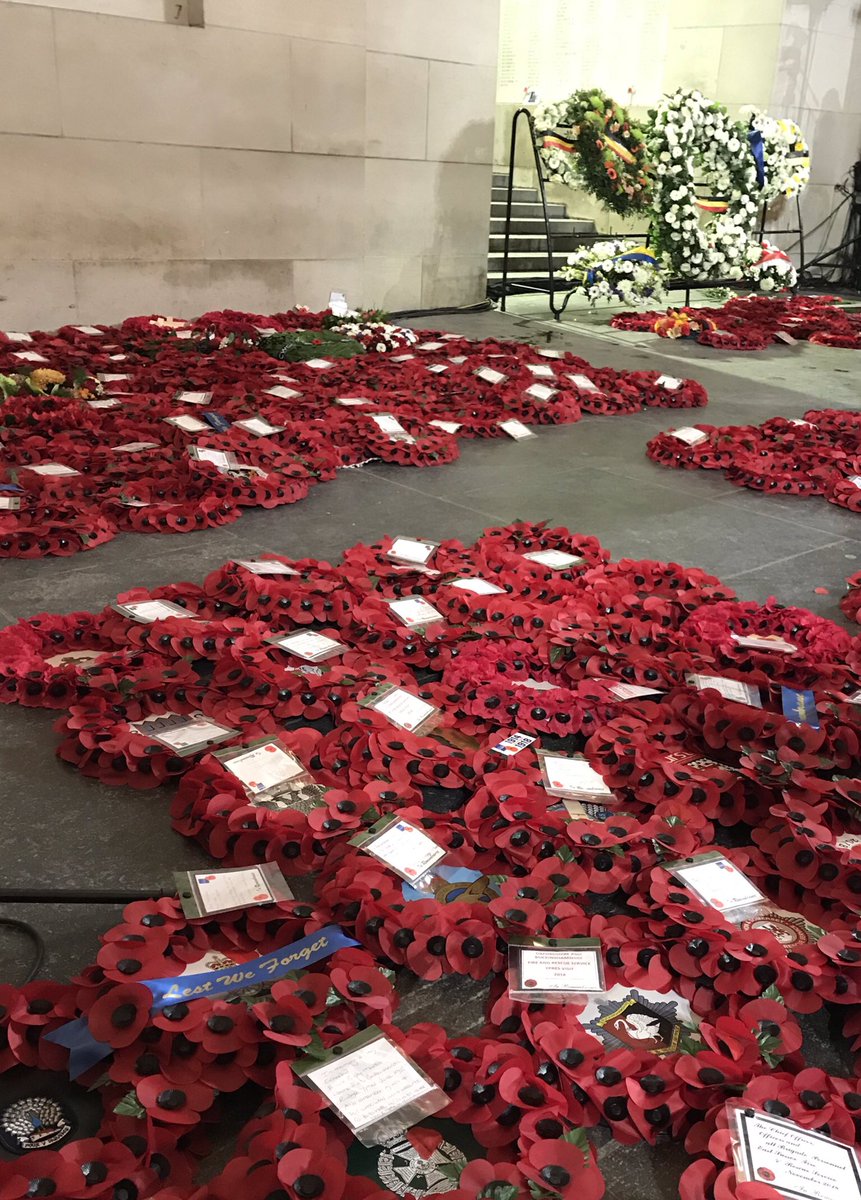 leawinkeler's tweet image. And what a warm #LastPost it was... with a rain of poppy petals, the Belgian Queen greeting the many ambassadors present, and so many many wreaths saying : no, you have not been forgotten. #Armistice100 #FlandersFields #WW1