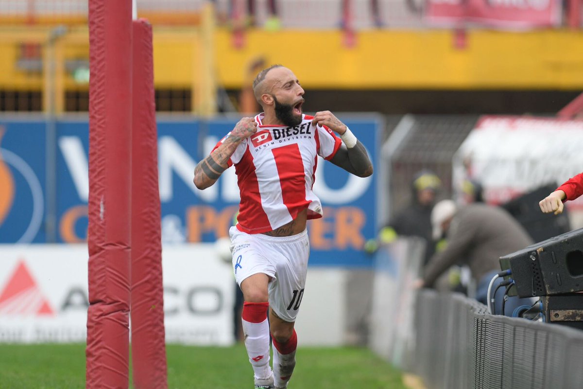 LRVicenza's tweet photo. 19 punti e secondo posto! 🔝 Sempre lui, ora a quota 8: Stefano Giacomelli! ⚽️⚪🔴
#Jack10 #matchwinner #forzavicenza #forzalane https://t.co/koGmCTVLFl