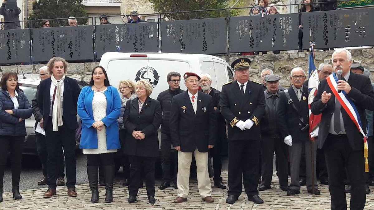 Prefet07's tweet photo. [ 🇫🇷#Centenaire1418] #Ardèche 

Commémoration de la fin de la #Guerre1418 à #Vanosc  en présence du sous-préfet de Tournon et des autorités avec inauguration de plaques mémorielles et spectacle d'enfants dans une commune qui a payé un lourd tribu dans le conflit #1418. https://t.co/RHSe96pCX6