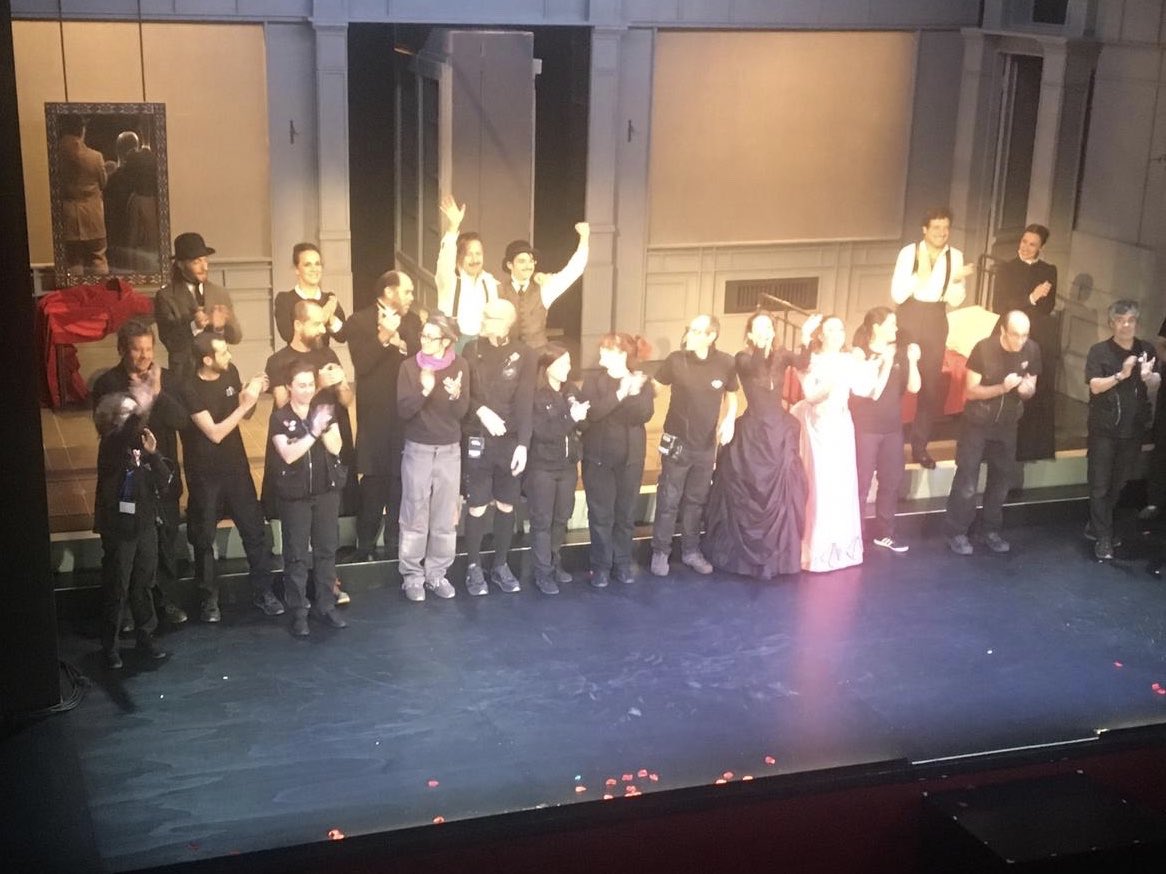 Elenco y equipo técnico de #Ladamaduende se despide de <a href="/Piccolo_Teatro/">Piccolo Teatro</a>. Pubblico di Milano grazie per l’ accoglienza!!. Ci Vediamo!!