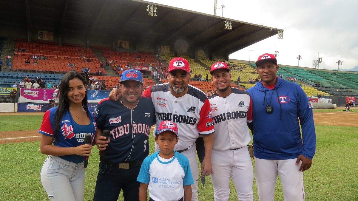 AldeasVenezuela's tweet photo. Ayer fue un día de mucha alegría para @AldeasVenezuela, uno de los niños del Centro Social de Petare lanzó la 1ra bola del juego. Gracias a los @tiburones_net a la @LVBP_Oficial por hacer realidad este día !!! Visita https://t.co/nQ0myQSicq   y digamos juntos #MeImportan https://t.co/8kTMcFgsU4