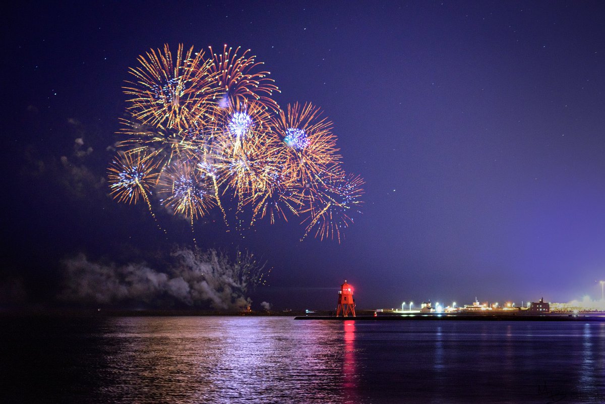 A very moving #fireworks display for #RememberanceDay by #southshields tonight, did us proud! @SouthShieldsUK @STCouncil_News @npsouthtyneside @shieldsgazette #lestweforget100 @NikonProEurope shot with #Nikon #d600 and @TamronUK 70-300 lens