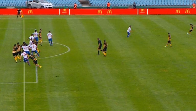 Con la ubicación del Línea y siendo una pelotea quieta, no me explico cómo es posible que no se cobre este offside.