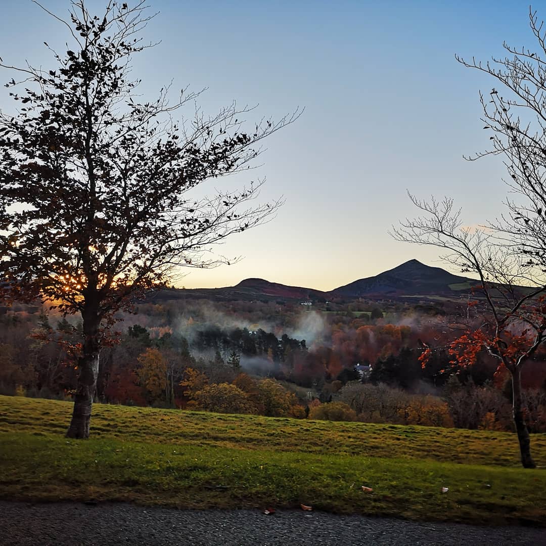 LesClefsdOrIre's tweet image. What an amazing picture our member @RobbieSmyth took on the way into work this morning #yourkeytoireland #lesclefsdor #concierge #visitwicklow #powerscourtestate #sugarloafmountain