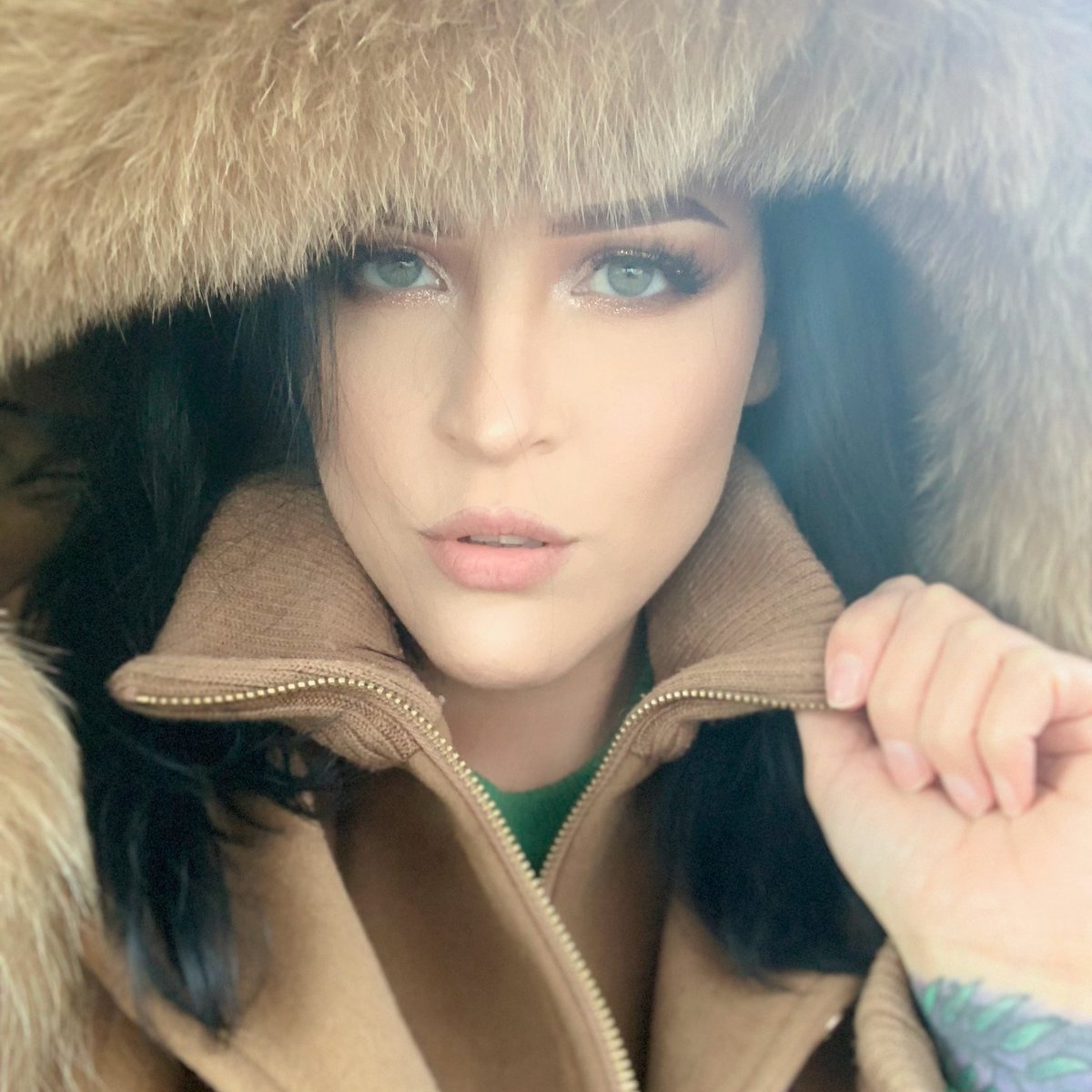 ChippyLipton's tweet photo. Let me be your ice princess. #myfreecams #findrow #eroticmodel #nudemodel #makeup #fur #blackhair #ravenhair #blueeyes #gorgeousgirl #prettygirls #demcheekbones #mfcmodel #myfreecamsmodel #model https://t.co/bQLQctCjVD