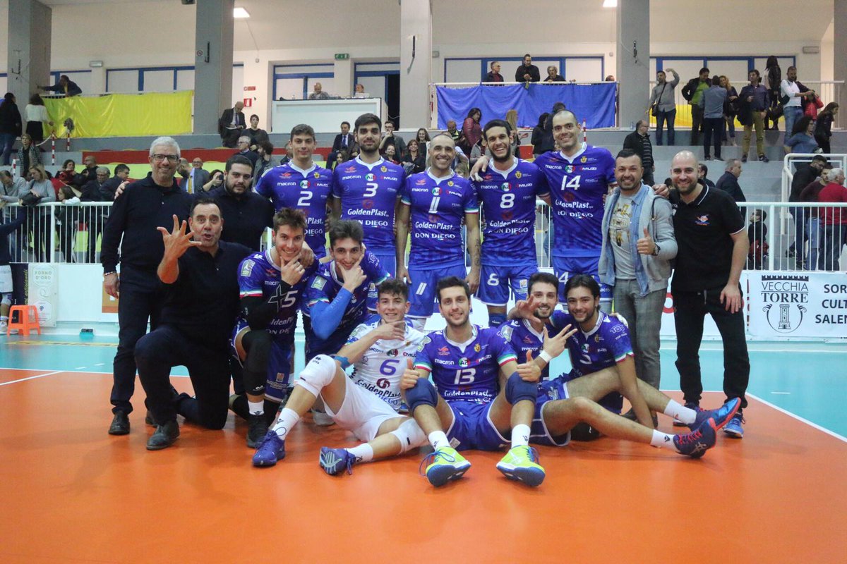 Passionevp's tweet photo. Il colpaccio è compiutooooooo!!!!
Si espugna Leverano per 3 a 1 e si conquistano tre punti!!!! #Vittoria 
#cipiaceilsoffrimento 
#passionebiancazzurra   #volleypotentino #goldenplast #A2mvolley #legavolley #credemBanca https://t.co/2pqOUn8lQV