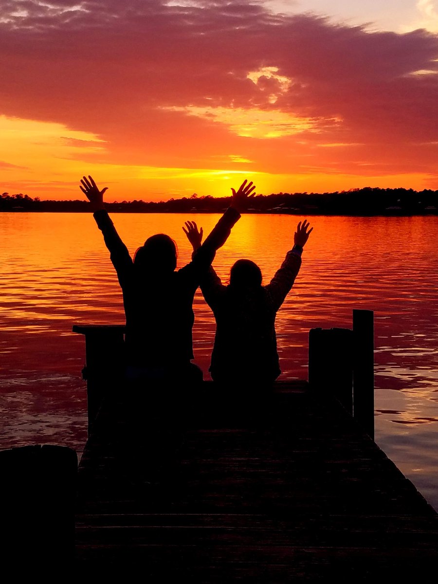 Gold finish at #sunset on this 🇺🇸#veteransday Sunday over Mobile Bay #Alabama 📸Greg Vrachalus <a href="/spann/">James Spann</a> <a href="/StormHour/">#StormHour</a>