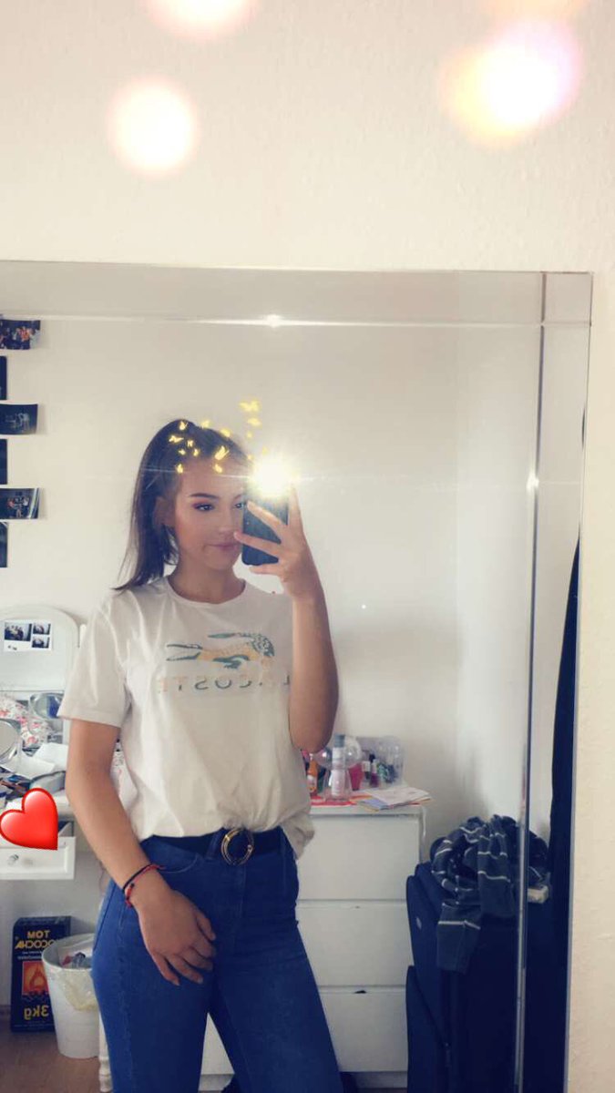 Isabel Hartke Influencer Instagram Snapchat Iphone Filter Makeup Lacoste Tshirt Spiegelbild Apple Sunday Zuhause