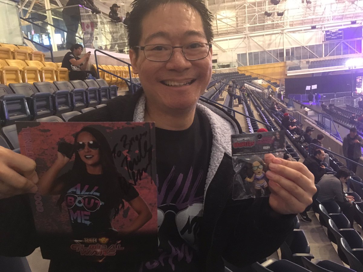 Met one of my favourite wrestlers, @TenilleDashwood and got her autograph and #MicroBrawler 😁😁😁 people always tell me I smile a lot but I’ve never seen myself smile this HUGE 😂😁😂 thank you Tenille and @ringofhonor 😁 #ROH #RingOfHonor #GlobalWars #ROHToronto