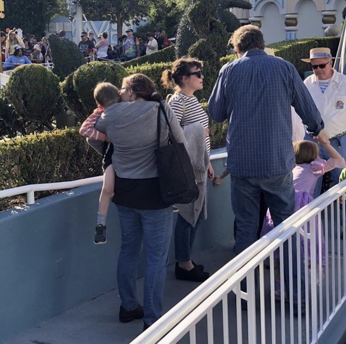 “Ginnifer Goodwin From Zootopia and Once Upon A Time, was seen in the parks today! Thanks @universearoundme for the photo! #Disney #Disneyland #DisneylandParks #CelebSighting #CelebSpotting #CelebritySpotting #CelebritySighting #ginnifergoodwin”

📷: disneyland_celebs