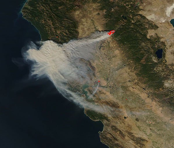 NWSBayArea's tweet photo. Here is the MODIS image of the day showing the smoke moving directly towards Mendocino and the North Bay.  See article here: https://t.co/cJU3O3INCr https://t.co/9XBbguXt3m