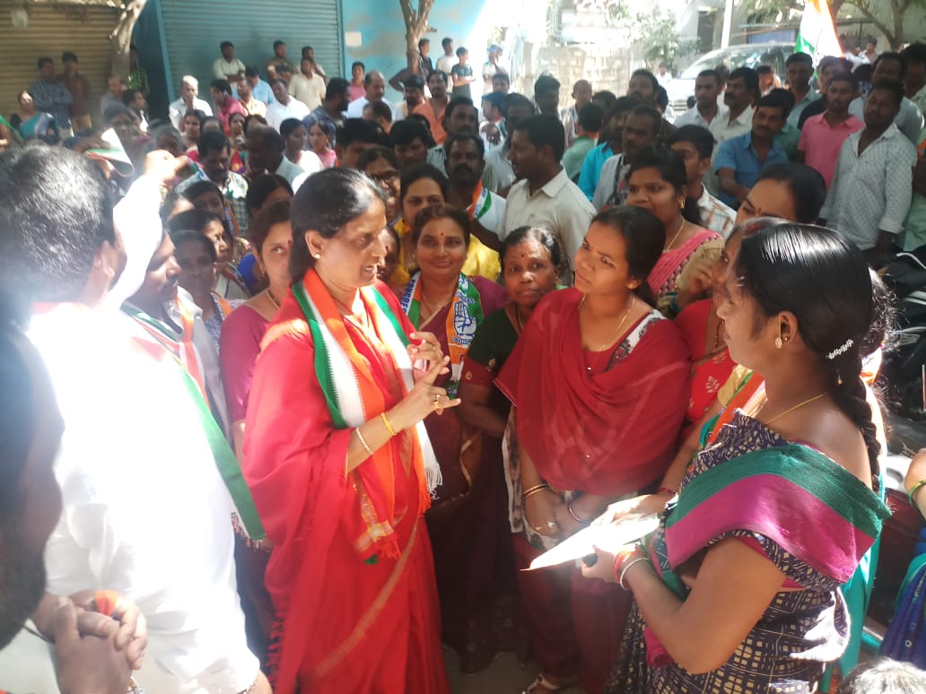 మహేశ్వరం నియోజకవర్గం, బడంగ్ పేట్ మున్సిపాల్టీ, అల్మాస్ గుడా గ్రామం  లోని రాజీవ్  గృహకల్పలో గడపగడప ప్రచారంలో పాల్గొనడం జరిగింది. 
#SabithaIndraReddy #Maheshwaram