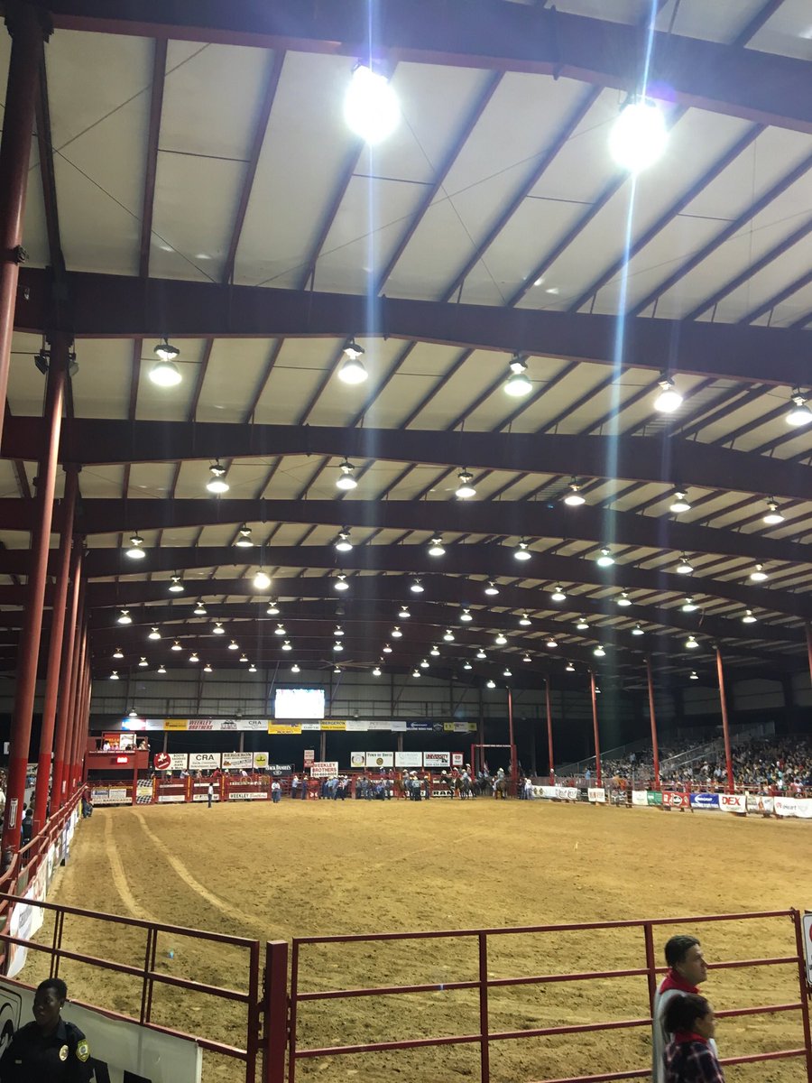 loraine_boyce's tweet photo. #davierodeo #datenight #saturdaynight  #bergeronrodeogrounds #davie https://t.co/nbwDWxa9rp