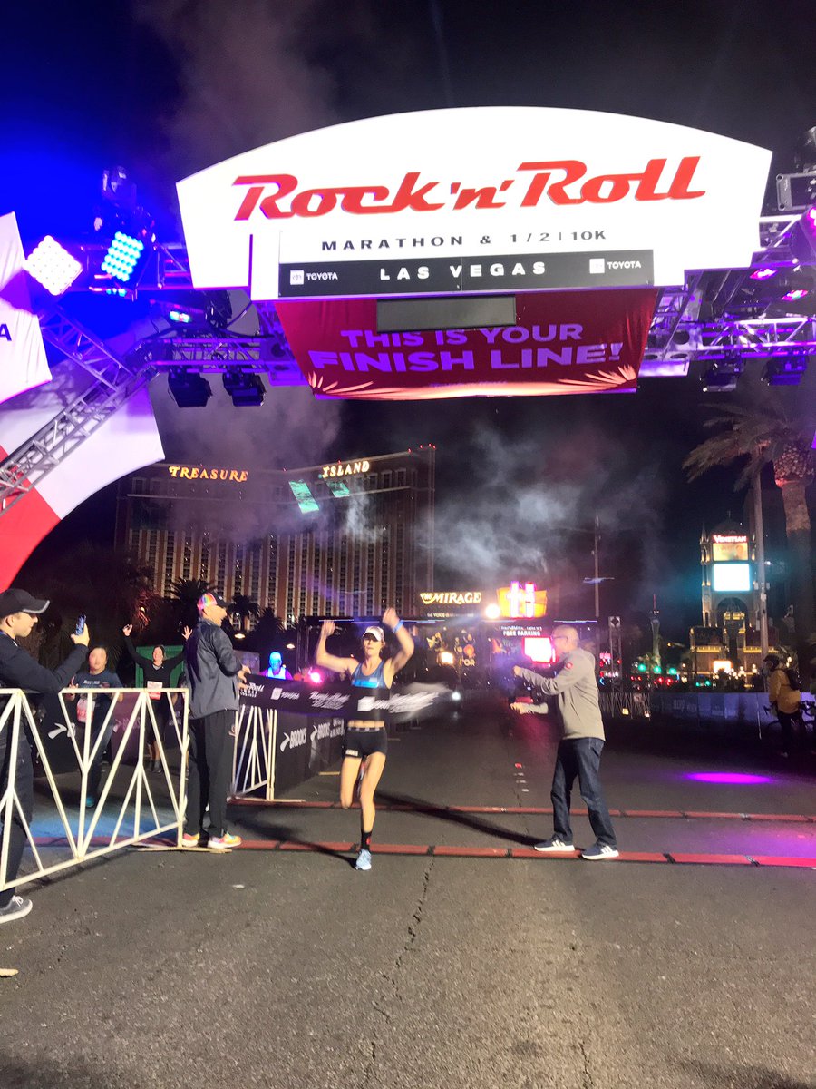 .@kellyn_taylor planned on racing the Monterey Bay Half this morning. Due to the fires & air quality the race was canceled. We chatted last night & she said she’d like to race in #RnRVegas half tonight.

She flew here this morning & just won in a new PR 1:10:14. #StripAtNight