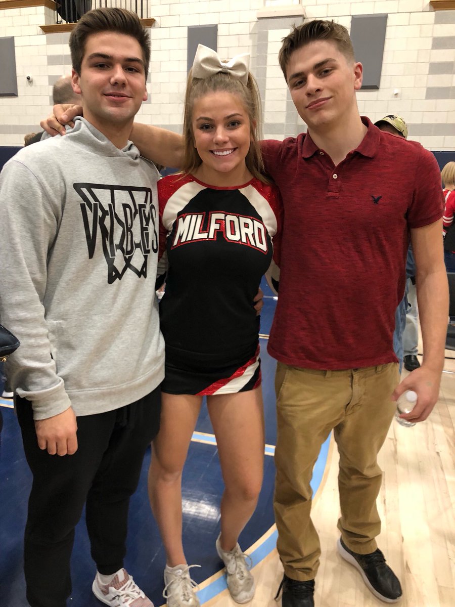 beachgirl70_'s tweet image. Kaitlyn and her biggest fans☺️ Congrats Milford HS Varsity Cheer moving onto States next weekend! #letsgo #vsquad #senioryear  @HawkNationAD