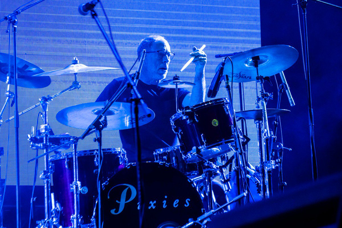 TimeOutMexico's tweet image. Ayer los @PIXIES tocaron durante dos horas y se echaron ¡37 canciones! 💓 #SemanaDeLasJuventudes2018