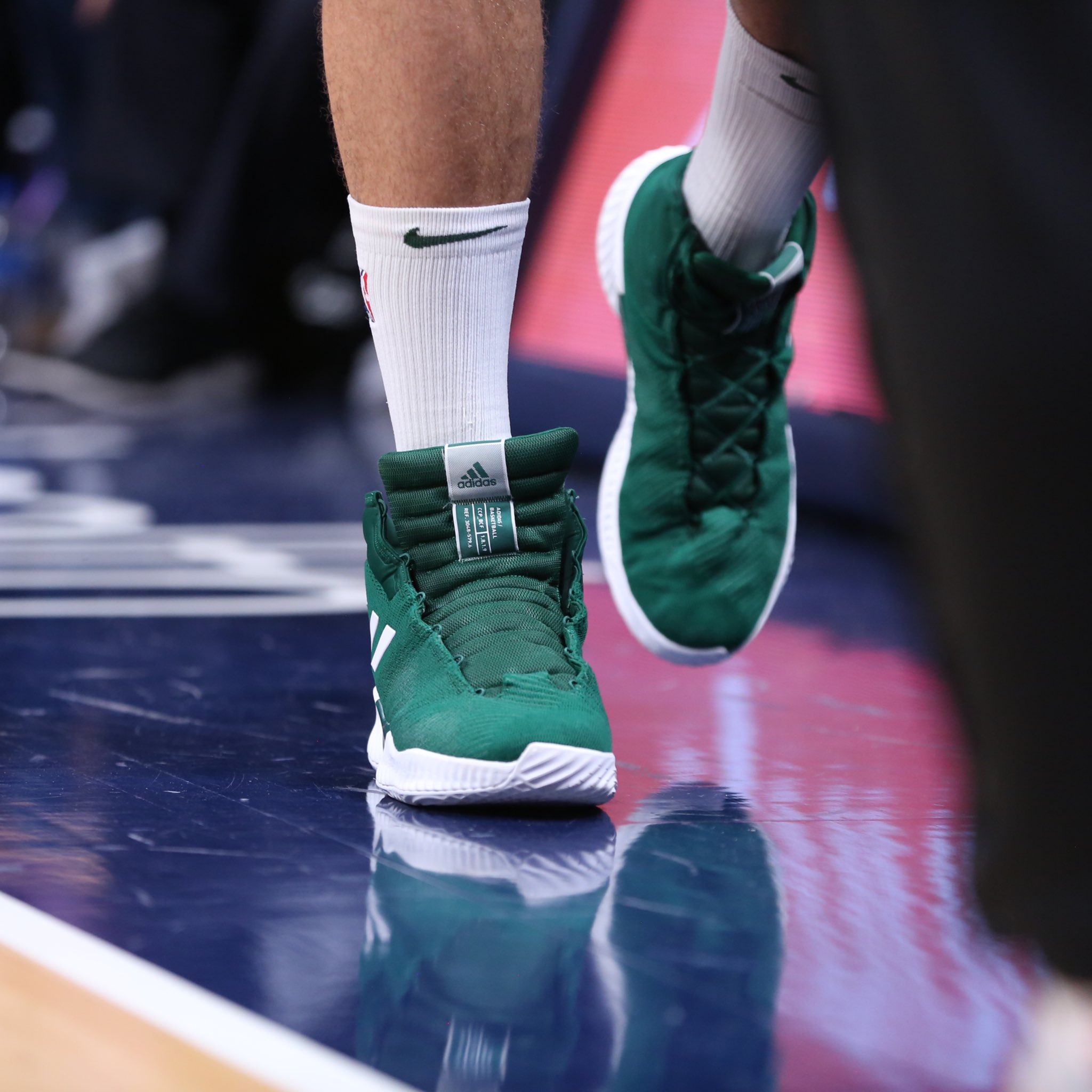 Por Entre Perenne Milwaukee Bucks on Twitter: "Brook Lopez is so hot right now, his shoe lace  exploded!! #FearTheDeer https://t.co/w7CFG3JJ0Q" / Twitter