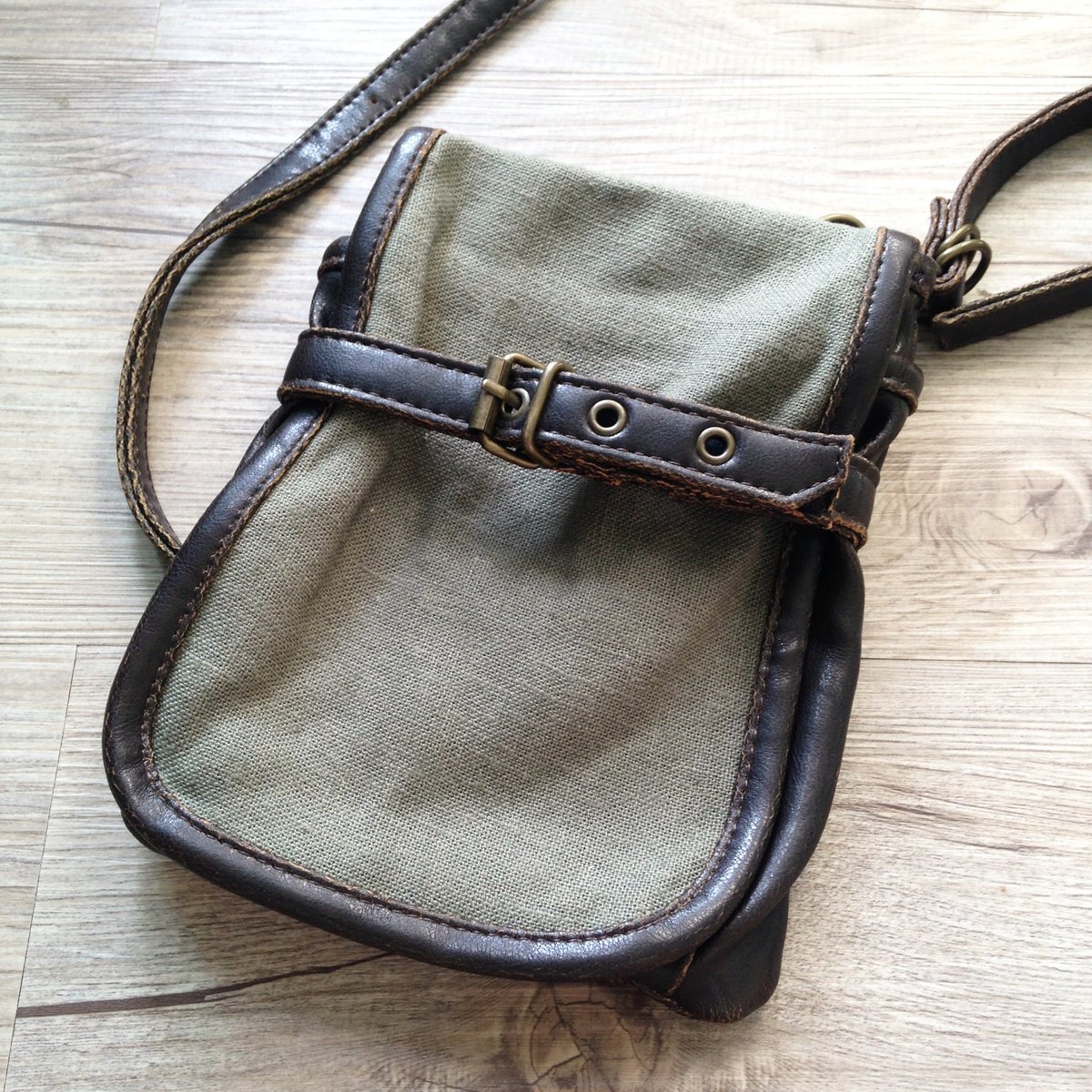 narularu's tweet image. 今日の朝のタラートでの戦利品。タイのタラートは朝の6時過ぎに行くと掘り出し物が多いです。携帯や財布が入る小ぶりのバッグ80バーツ(250円)
#タイ #タラート #rayoung