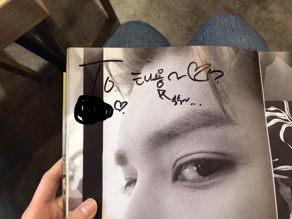 merseaway's tweet photo. ความอ๊องคือเซ็นบั้ม To. 태용 555555555555555 มีการเซ็นบั้มให้ตัวเองว่ะ แล้วเขียนลูกศรชี้ว่า ‘เขียนผิด’ ตัวจ้อยๆ 555555555555 https://t.co/l9rvAAYV4n