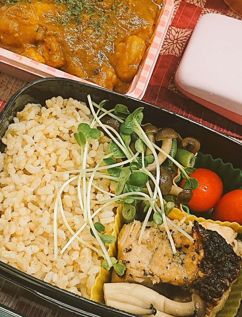 壱津巳は体力温存中 今日は ベーコンと鶏肉のごろごろ野菜カレー ゆず胡椒とニンニク塗った鶏肉のグリル つけあわせにインゲンとシメジのホイル焼き プチトマ 玄米 カイワレ大根 グリルは魚焼きグリルにアルミホイルで いただきまー