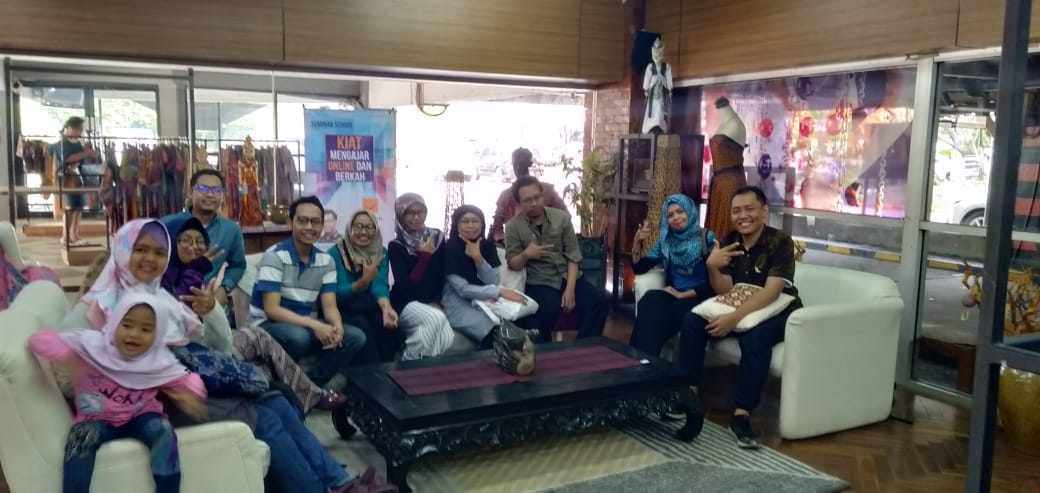 Arkian_Widi's tweet photo. environment friendly yang disajikan dalam @Realcom_App menjawab kebutuhan pengguna akan media sosial yang cozy bernuansa edukatif, jauh dari hiruk pikuk warganet  yang tak berkesudahan. 
#realcom
#onlinelearning
#digitallearning https://t.co/mogNKdu7OA