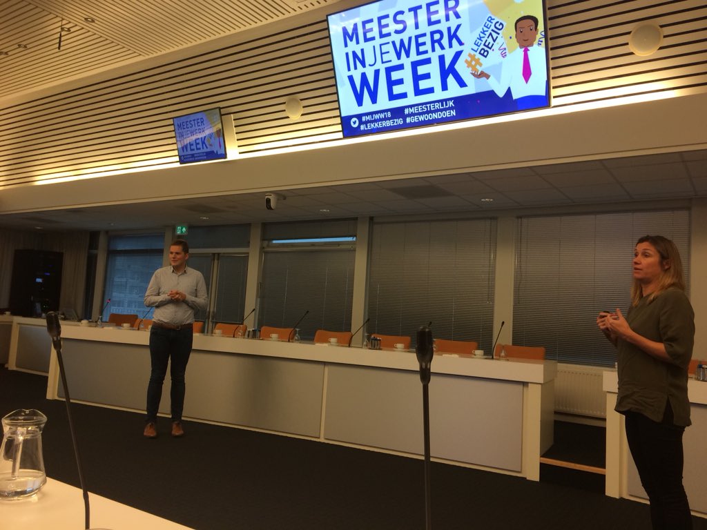 SimoneRoosen's tweet photo. #MIJWW18 teaserworkshop Talentspiegel Meester in je Werk-week in de raadzaal van Emmen https://t.co/UVWg5IvhmJ
