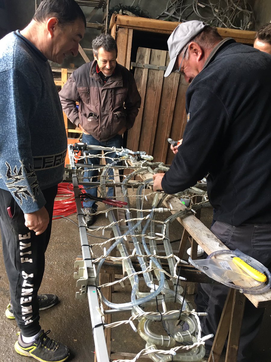 ComitefetesSMDL's tweet photo. Préparation des décorations de Noël de Saint Mars de @locquenay. https://t.co/UFzo8QnzV2 #ComiteSMDL #Sarthe https://t.co/Ubvj1m5S1X