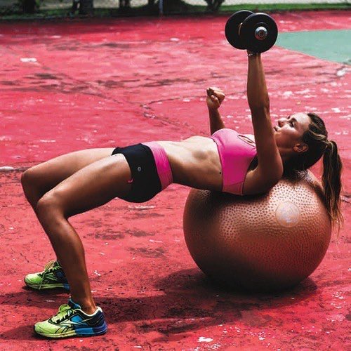 IselfOutfit's tweet photo. Passer l’hiver, on se met au sport ! #sport #effort #pertedepoids https://t.co/lN6gtyDjCH