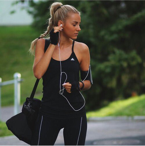 IselfOutfit's tweet photo. Passer l’hiver, on se met au sport ! #sport #effort #pertedepoids https://t.co/lN6gtyDjCH