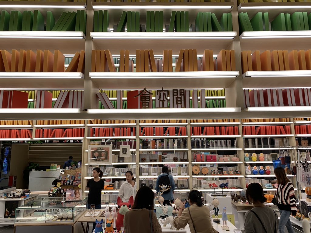 Daniel_Wu12's tweet photo. A bookstore in K11 https://t.co/N4rOILjIUS
