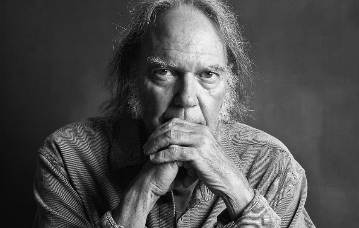 InternoPoesia's tweet photo. «Quando la solitudine ti spezza il cuore 
Non star lì a contare gli errori 
Non aspettare che l'amore torni 
Non sprecare il tuo tempo
Non perderti nel pianto».

Neil Young, nato oggi ❤️ https://t.co/BBssettbTW