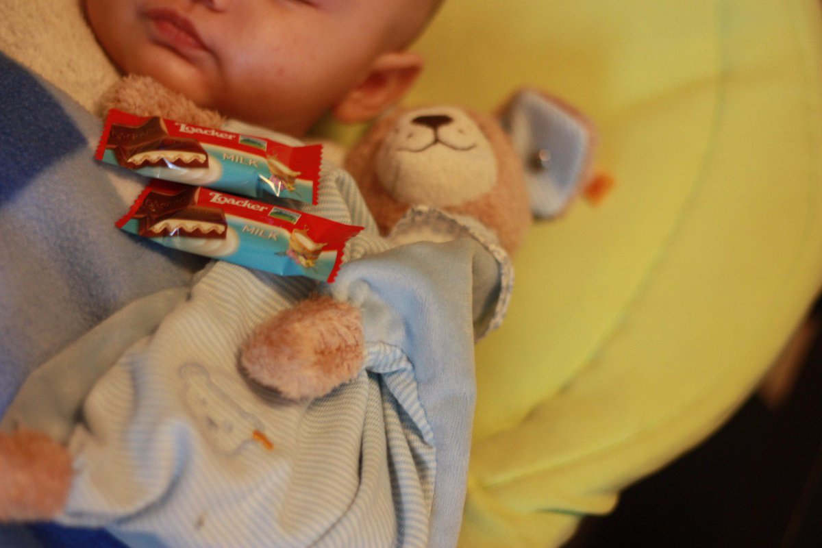 sorryste's tweet image. #LoackerCioccolato2018 #theInsiders e per lui che è ancora un neonato quello al latte mi sembra indicato!