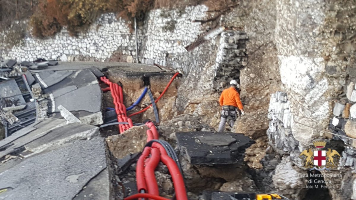 GenovaMetropoli's tweet photo. #SP227 di #Portofino: in corso riunione tecnica enti coinvolti. Per @GenovaMetropoli il consigliere @fsenarega . Contestualmente posa Linea Vita per #sicurezza durante costruzione #passerella pedonale https://t.co/9m11tlzvpL