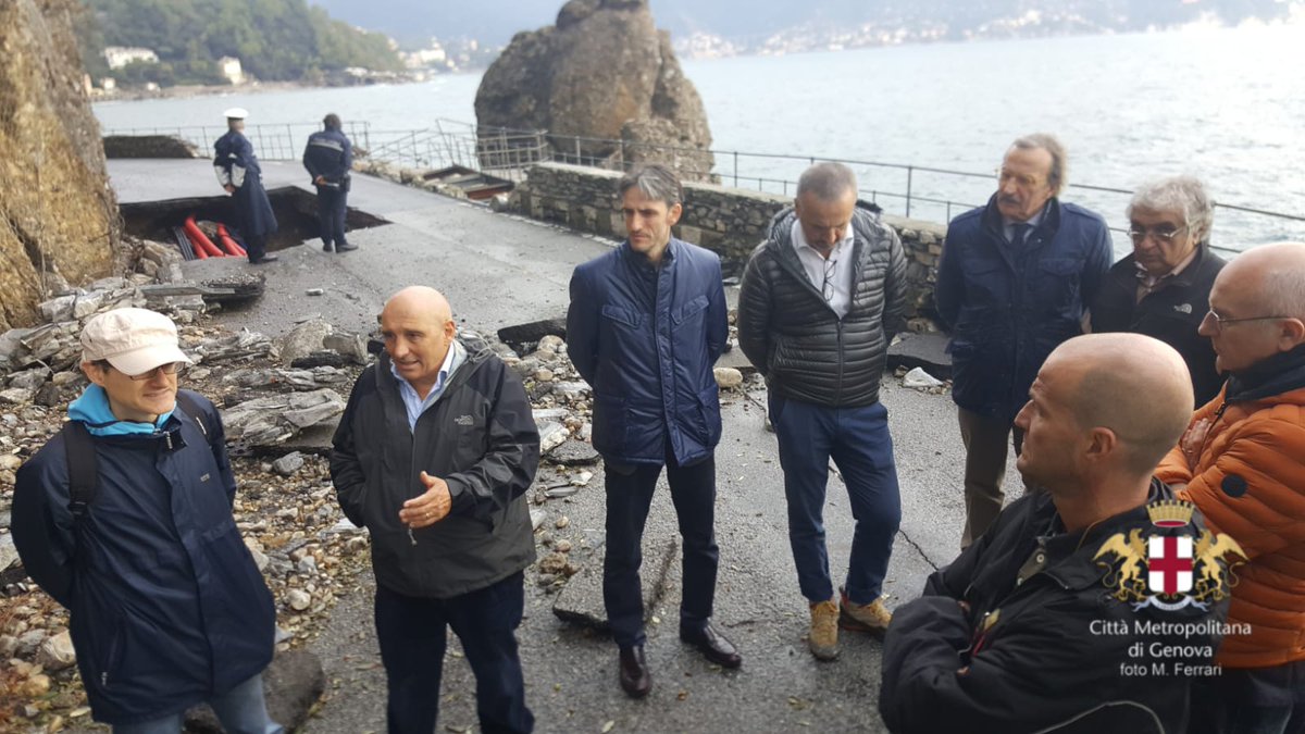 GenovaMetropoli's tweet photo. #SP227 di #Portofino: in corso riunione tecnica enti coinvolti. Per @GenovaMetropoli il consigliere @fsenarega . Contestualmente posa Linea Vita per #sicurezza durante costruzione #passerella pedonale https://t.co/9m11tlzvpL