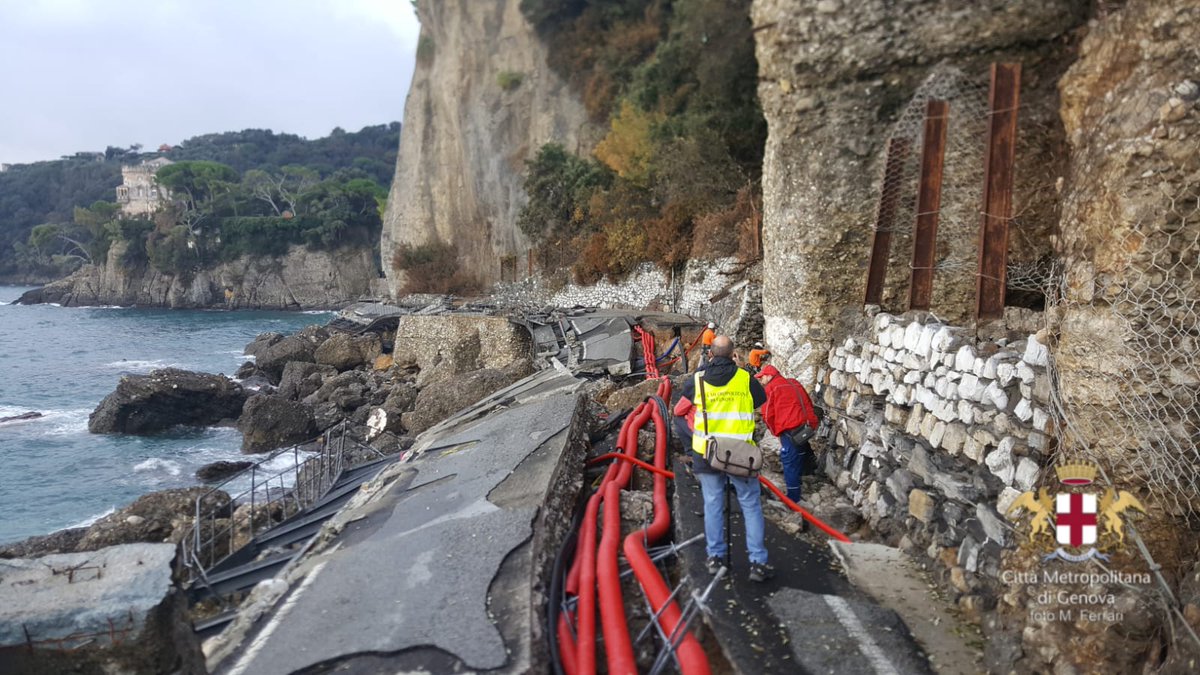 GenovaMetropoli's tweet photo. #SP227 di #Portofino: in corso riunione tecnica enti coinvolti. Per @GenovaMetropoli il consigliere @fsenarega . Contestualmente posa Linea Vita per #sicurezza durante costruzione #passerella pedonale https://t.co/9m11tlzvpL