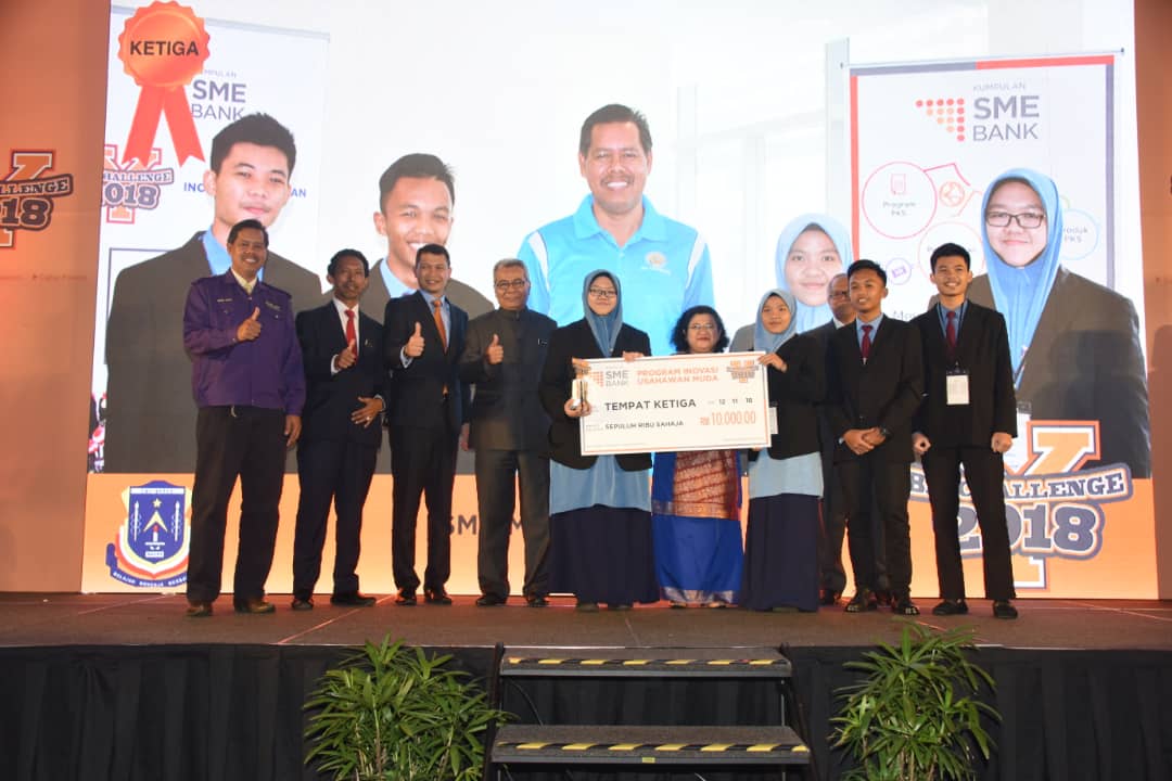 SME_Bank's tweet photo. Tahniah kepada semua guru dan pelajar terutamanya pemenang-pemenang Program Usahawan Muda SME Bank #YBizChallenge2018
Jumpa anda di dalam Program Usahawan Muda SME Bank Y-Biz Challenge akan datang!
#smebank #ybizchallenge2018 #programinovasi #usahawanmuda #kejayaan https://t.co/DDfriTwTyH