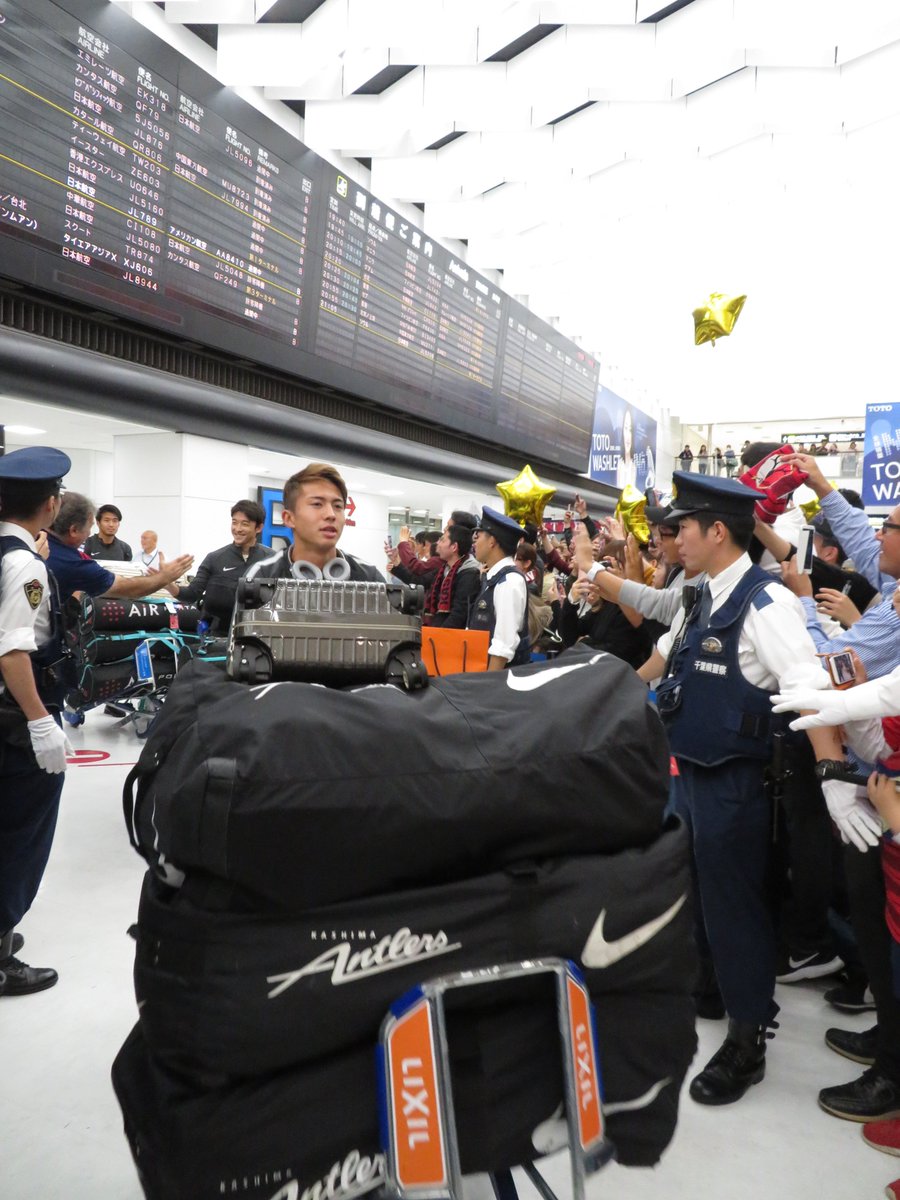 スポーツ報知 サッカー取材班 鹿島 アジア王者 アジア チャンピオンズリーグを初めて制覇した鹿島がイランから凱旋しました 成田空港には大勢の鹿島サポーターが詰めかけ 祝福の出迎え Df 昌子源 すごくうれしいです やっぱり家族だな思いまし