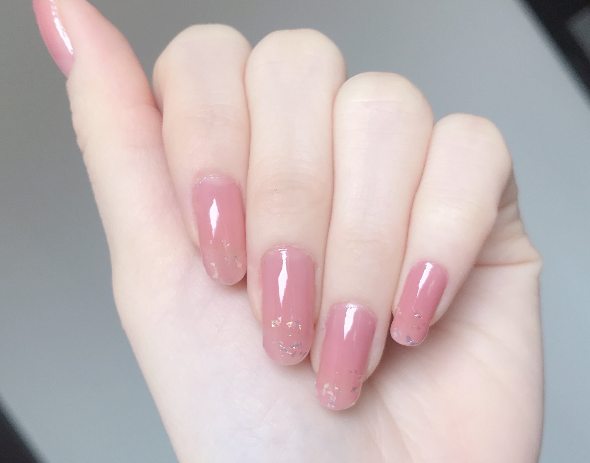 しろくまちゃん 何だかんだシンプルなネイルが 男女ともにウケがいいし一番好き パラドゥのネイルファンデーションの上に 無印良品のクリアレッドを重ねると ちゅるんとしてとっても可愛いです ホロを乗せると自然光にキラキラと反射して 爪を見る度