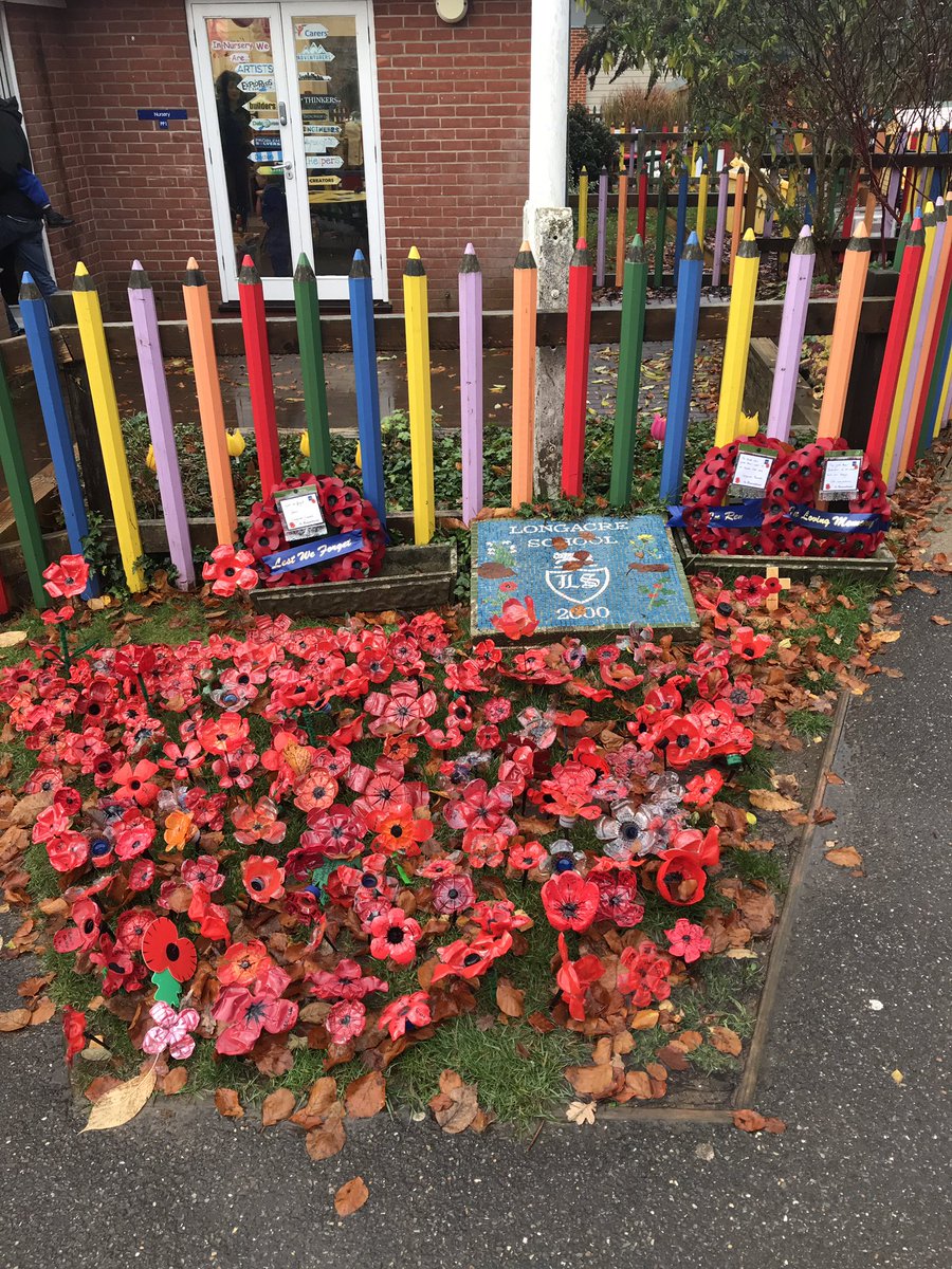 #LongacreLife #lestweforget18 What a beautiful display of poppies, made by the children in memory of their relatives.  Thank you!