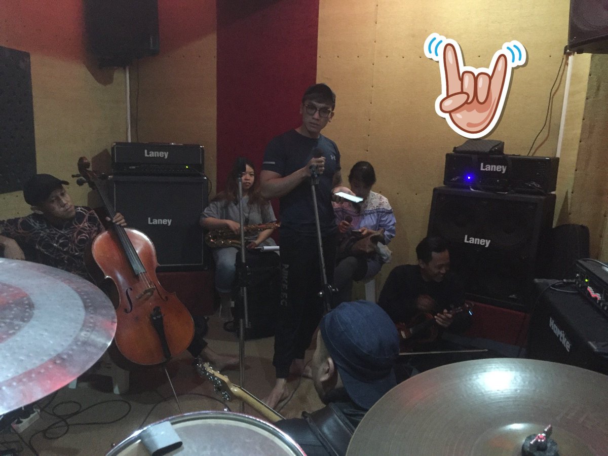 Ez_Tumangkeng's tweet image. Sambil nungguin @jilo @myjilooo kerjakkkk. Nganggur2 latian aja ah w/ Loui and Friends (at @VozStudio &amp;amp; Music Course in Yogyakarta) swarmapp.com/c/0EGamtqF1tz