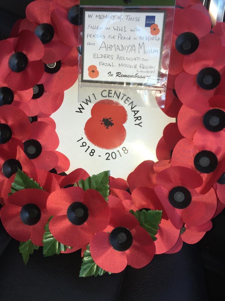 AMEA_London's tweet photo. #Ahmadi Muslims paid respects to our heroes & laid a wreath on #RemebranceDay2018 at The War Memorial in St. Paul’s Church, Parkside, #Wimbledon #London #MuslimsforRemembrance #AMEAPoppyCollection https://t.co/IPML5FJaVA