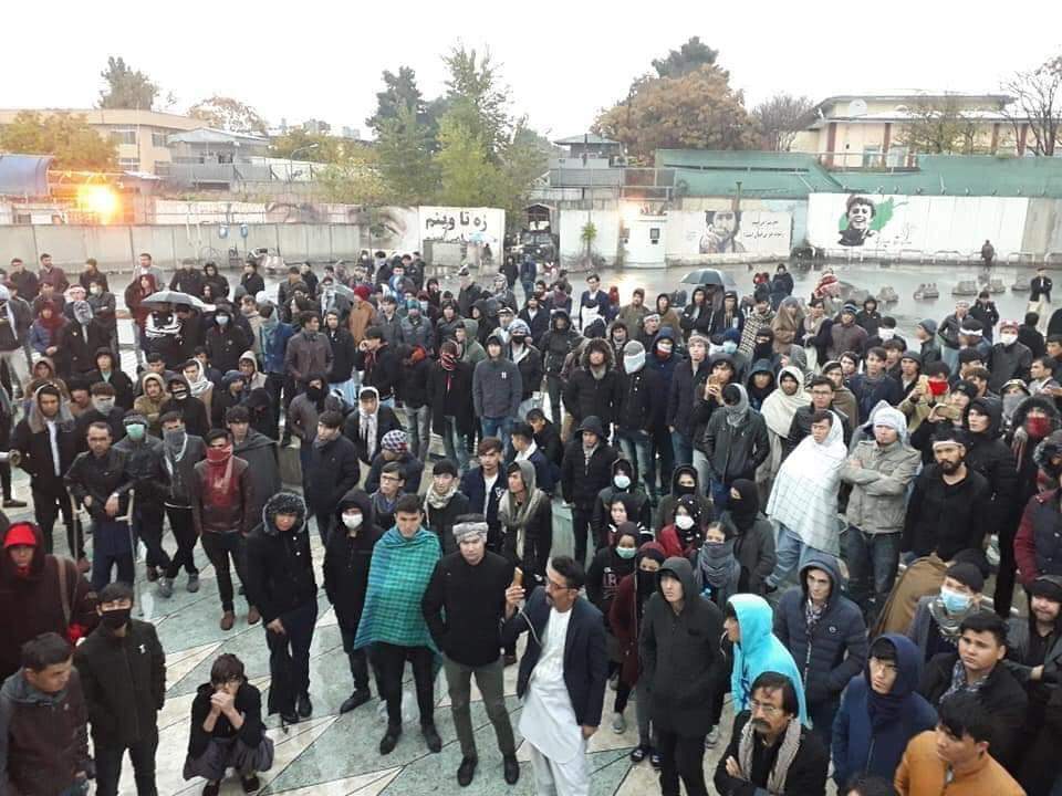 N_Sh_2025's tweet photo. اعتراض به بی‌تفاوتی حکومت و حامیان آن
#Kabul

#JaghoriUnderAttack 
#MalistanUnderAttack
#SBS #ABC #7News
#Hazara #Jaghori
#Fight4Peace
#CNN
#Washingtonpost
#NATO
#Urozgan https://t.co/KVH9cw5Eik