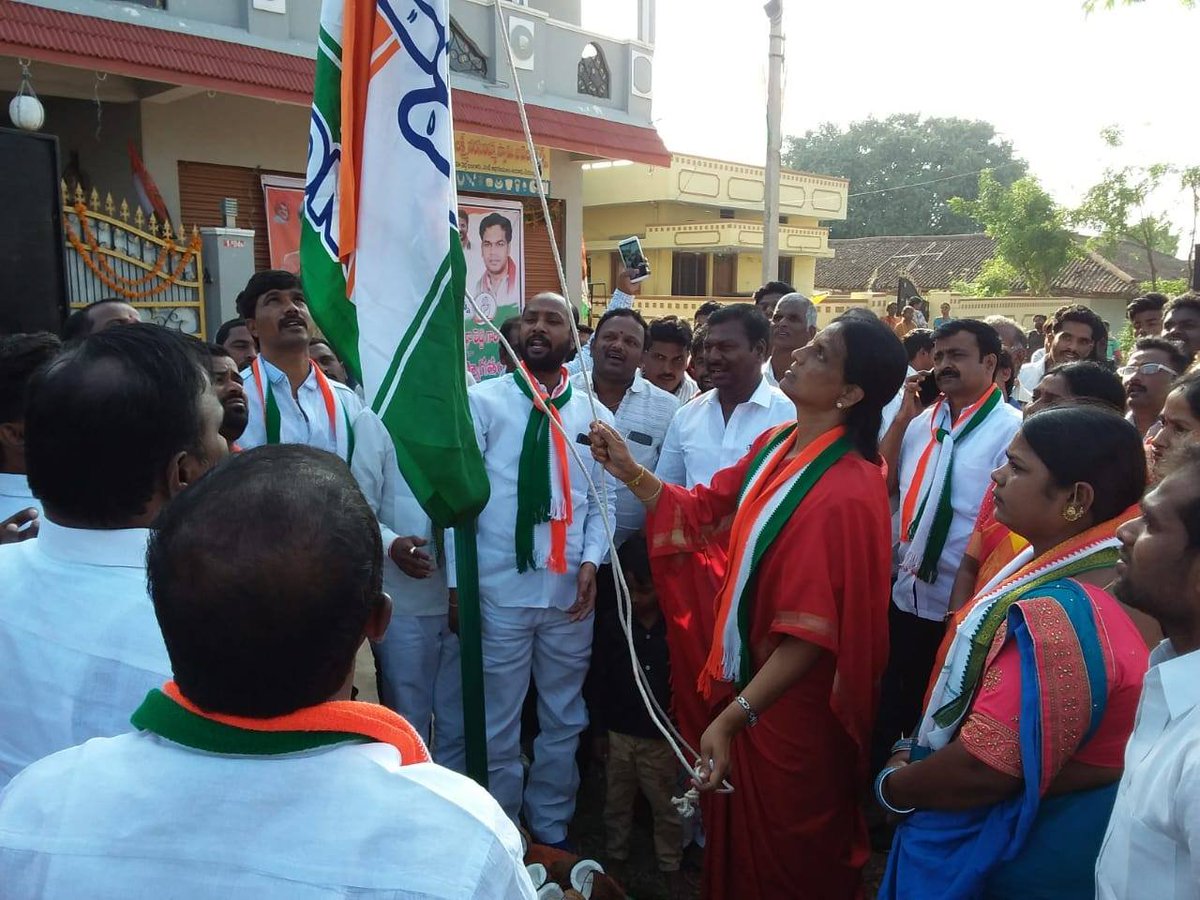 SabithaINC's tweet photo. మహేశ్వరం నియోజకవర్గం, బడంగ్ పేట్ మున్సిపాల్టీ, కుర్మల గుడా గ్రామంలో కాంగ్రెస్ పార్టీ జెండాను ఆవిష్కరించడం జరిగింది. 
#SabithaIndraReddy #Maheshwaram https://t.co/dy8iHAkiKC