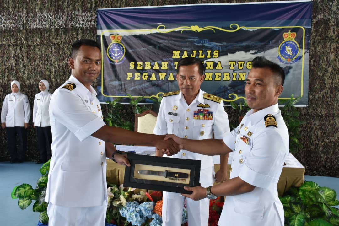 HqDmw's tweet photo. Tahniah KD DUYONG atas lantikan Pegawai Memerintah yang baru terima kasih juga pada Mantan Pegawai Memerintah atas khidmat selama ni.
@MPA_Barat
#NavyDiver https://t.co/Rt8an8n5xA