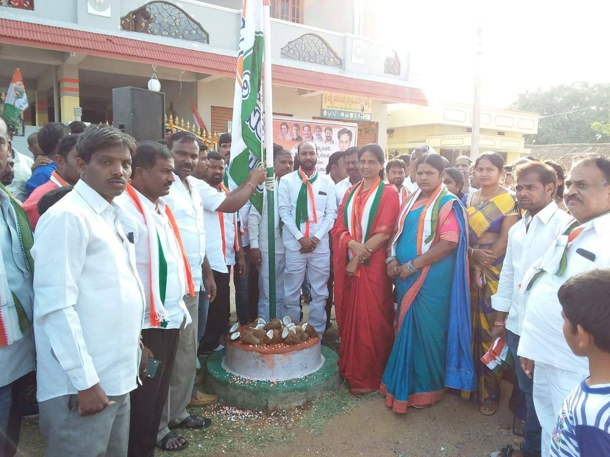 మహేశ్వరం నియోజకవర్గం, బడంగ్ పేట్ మున్సిపాల్టీ, కుర్మల గుడా గ్రామంలో కాంగ్రెస్ పార్టీ జెండాను ఆవిష్కరించడం జరిగింది. 
#SabithaIndraReddy #Maheshwaram