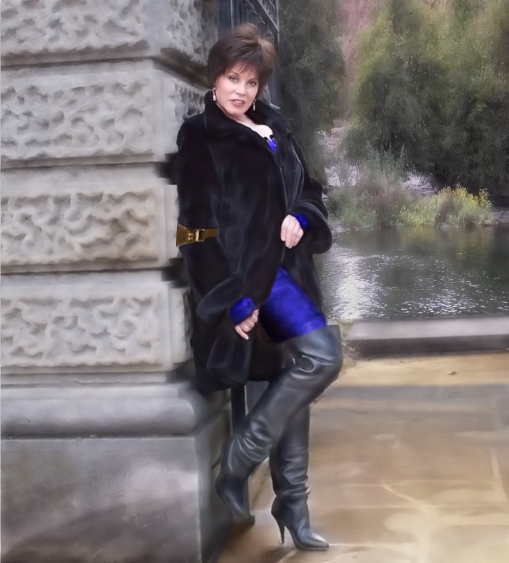 Photoartistx's tweet photo. Waiting by the River. Thanks @saint_marche #thighhighboots #fur #modelingpose #digitalart https://t.co/FmY4CscNdJ